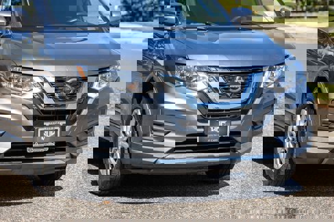 Used 2018 Nissan Rogue SV w/ Premium Package image 6