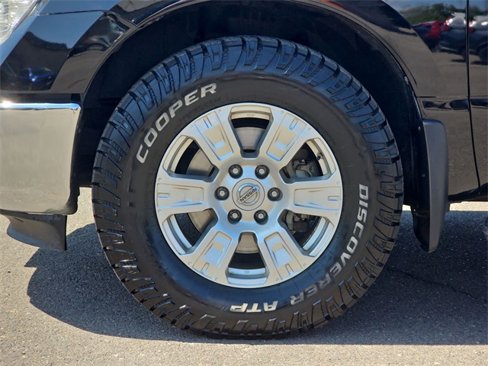 Used 2017 Nissan Titan SV image 18