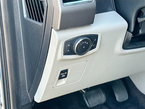 Used 2016 Ford F150 XLT image 10
