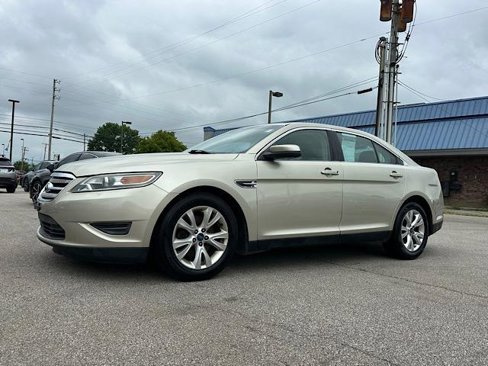 Used 2010 Ford Taurus SEL image 2