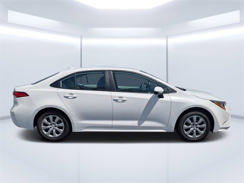 Used 2022 Toyota Corolla LE image 2