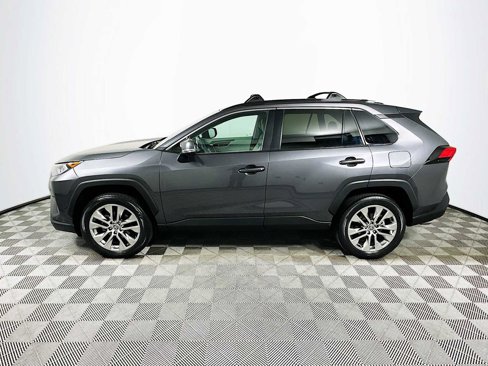 Used 2021 Toyota RAV4 XLE Premium image 4