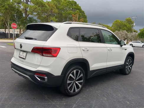 Used 2024 Volkswagen Taos SE w/ Panoramic Sunroof Package image 4