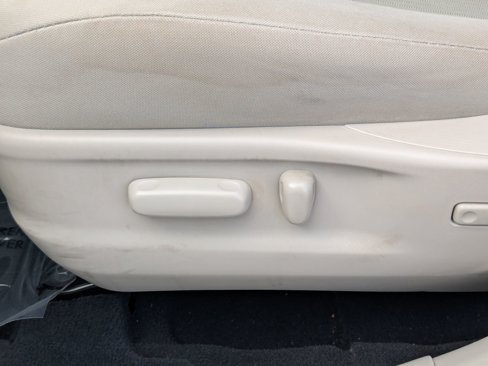 Used 2014 Toyota Venza LE image 16