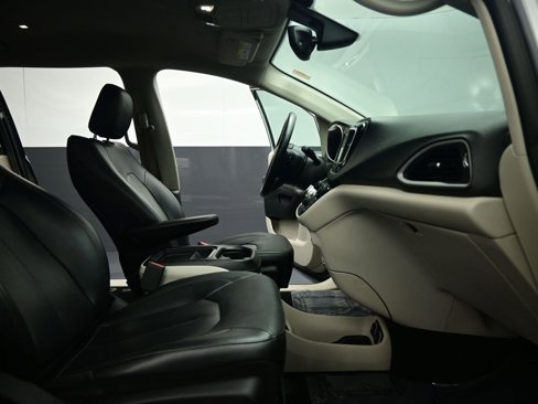Used 2019 Chrysler Pacifica Touring-L image 19