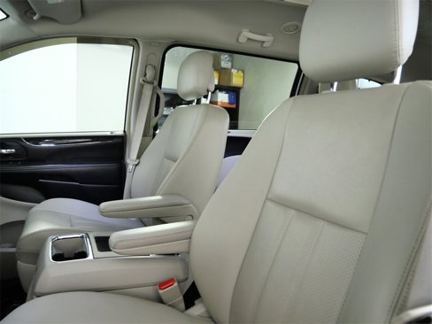 Used 2015 Chrysler Town & Country Touring-L image 17