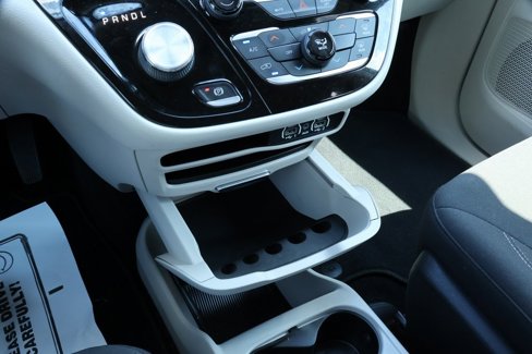 Used 2022 Chrysler Voyager LX image 16
