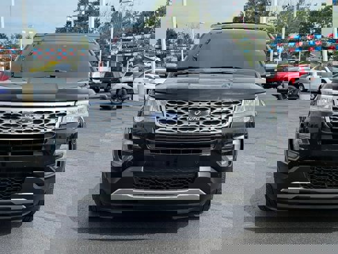 Used 2017 Ford Explorer Platinum image 2