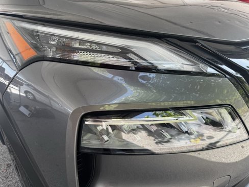 Used 2023 Nissan Rogue SV image 9