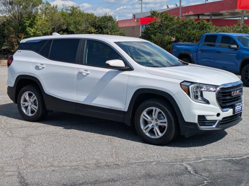 Used 2024 GMC Terrain SLE image 2
