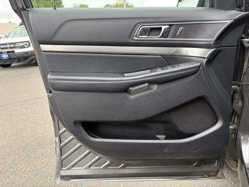 Used 2018 Ford Explorer XLT image 2