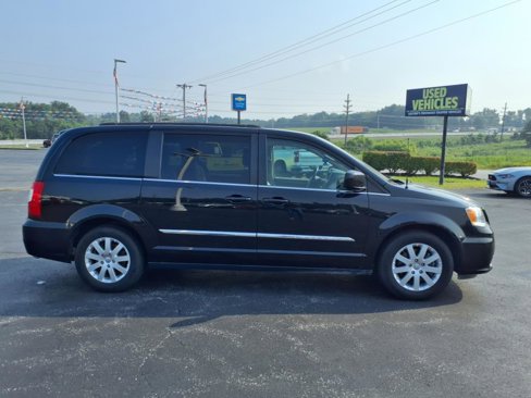 Used 2016 Chrysler Town & Country Touring image 32