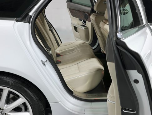 Used 2013 Jaguar XJ image 43