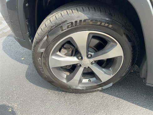 Used 2019 Jeep Cherokee Limited w/ Luxury Group image 9