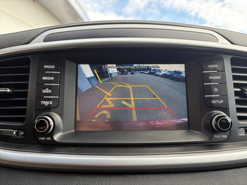 Used 2020 Kia Sorento LX image 19