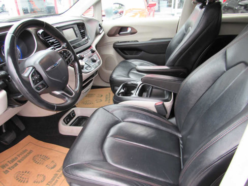 Used 2017 Chrysler Pacifica Touring-L image 13