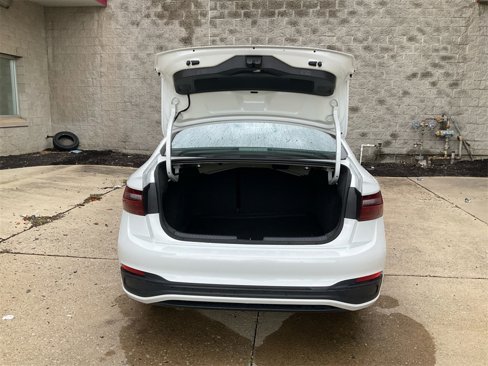 Used 2025 Volkswagen Jetta Sport image 11