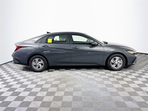 New 2025 Hyundai Elantra SE image 6