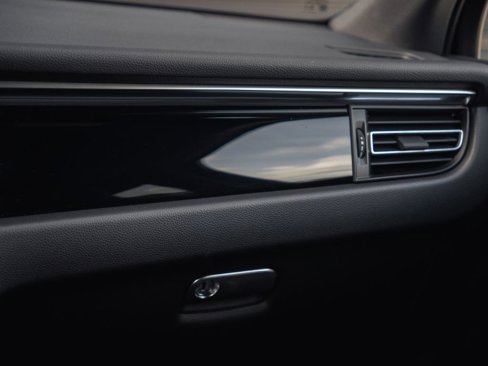 Certified 2025 Porsche Macan image 35