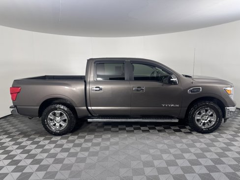 Used 2017 Nissan Titan SV image 2