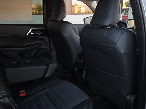 New 2025 Mitsubishi Outlander SE image 21