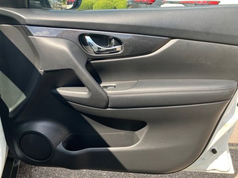 Used 2017 Nissan Rogue SV w/ SV Premium Package image 36