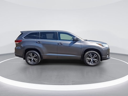 Used 2017 Toyota Highlander LE image 6