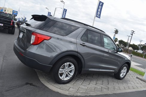Used 2022 Ford Explorer XLT image 2