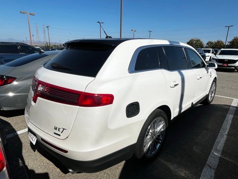 Used 2016 Lincoln MKT AWD image 4