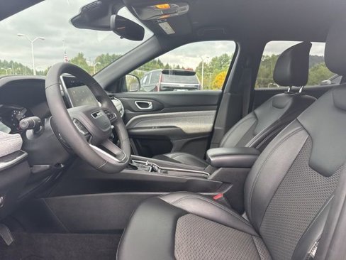 Used 2023 Jeep Compass Latitude image 10