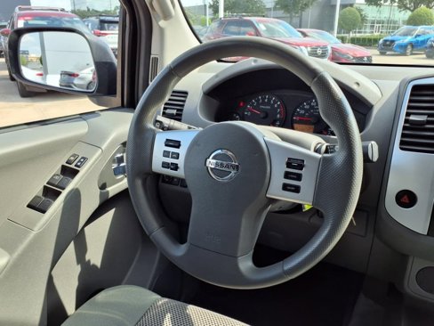 Used 2015 Nissan Frontier SV image 15