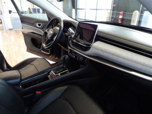 Used 2022 Jeep Compass Latitude image 13