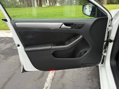 Used 2016 Volkswagen Jetta Sport image 8