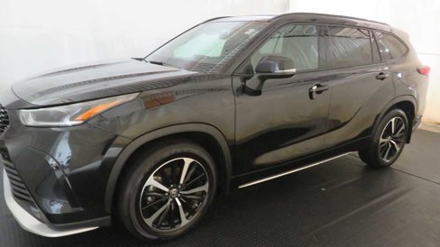 Certified 2022 Toyota Highlander XSE image 2