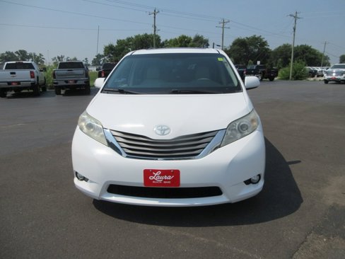 Used 2013 Toyota Sienna XLE image 10