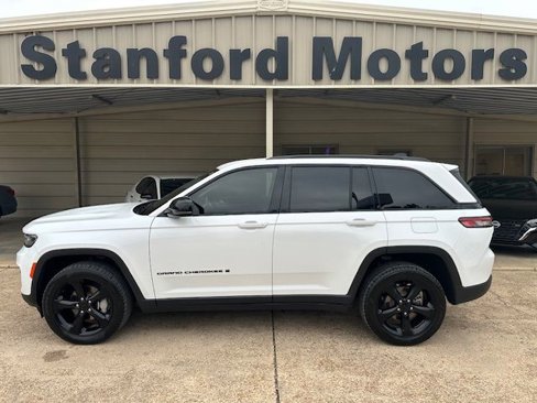 Used 2023 Jeep Grand Cherokee Limited w/ Black Appearance Package image 9