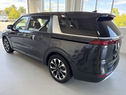 Used 2022 Kia Carnival EX image 11