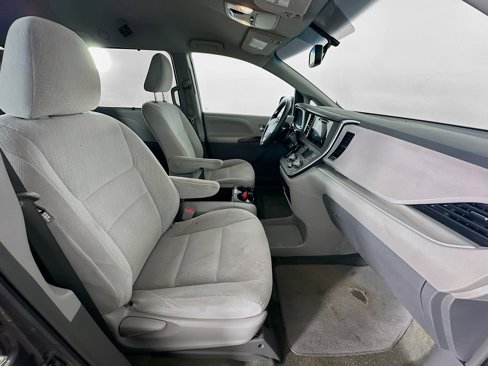 Used 2015 Toyota Sienna LE image 30