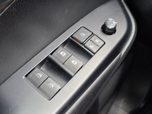 Used 2017 Toyota Highlander LE image 29