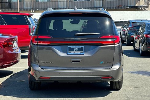 Used 2021 Chrysler Pacifica Limited w/ Uconnect Theater Family Group image 7