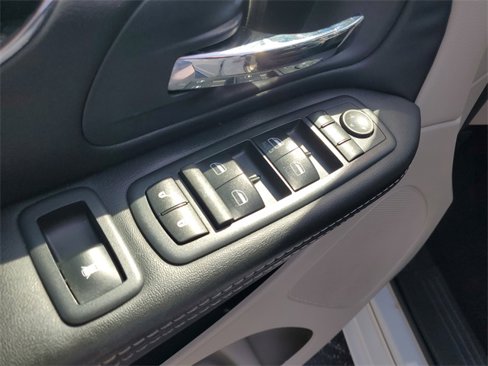 Used 2019 Dodge Grand Caravan SXT image 24