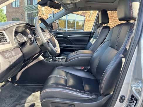 Used 2019 Toyota Highlander SE image 18