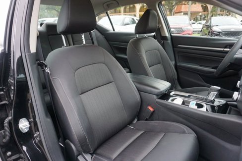 Used 2021 Nissan Altima 2.5 SV image 2