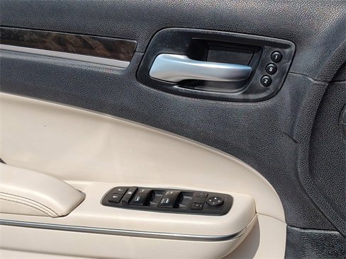 Used 2017 Chrysler 300 C image 28