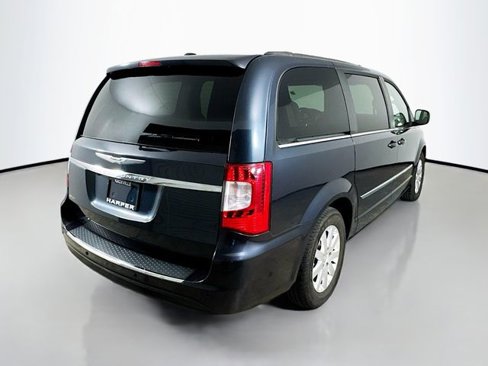 Used 2013 Chrysler Town & Country Touring image 5