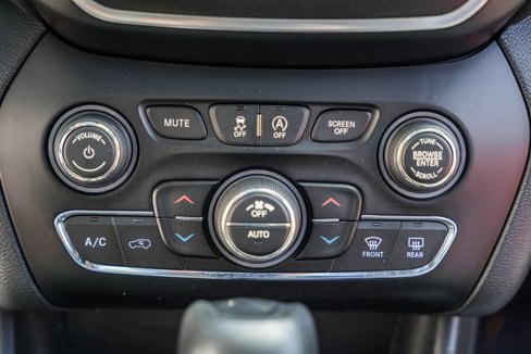 Used 2019 Jeep Cherokee Trailhawk image 27