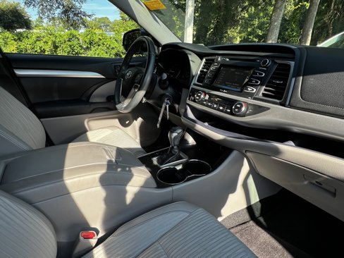Used 2015 Toyota Highlander LE image 46