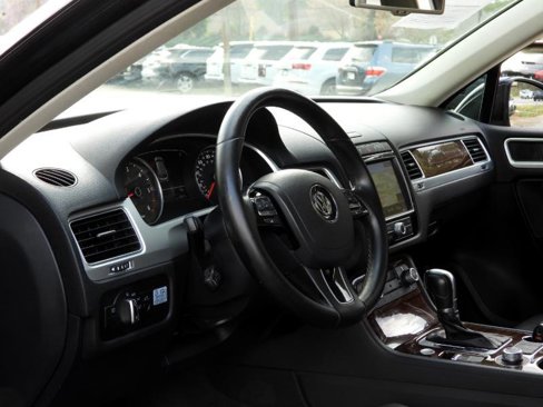 Used 2016 Volkswagen Touareg Sport image 39
