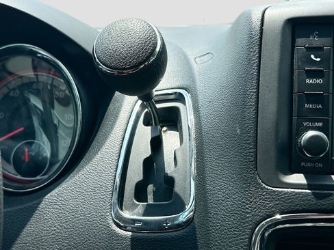 Used 2018 Dodge Grand Caravan SE w/ UConnect Hands-Free Group image 17