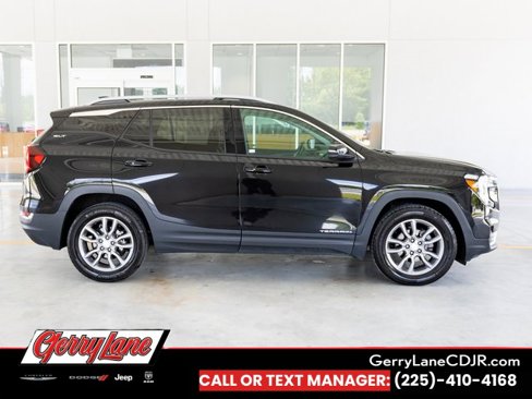 Used 2024 GMC Terrain SLT image 3